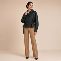 Veste ceinturée en cuir de mouton noir SAKIWE de trois quarts, main sur le col