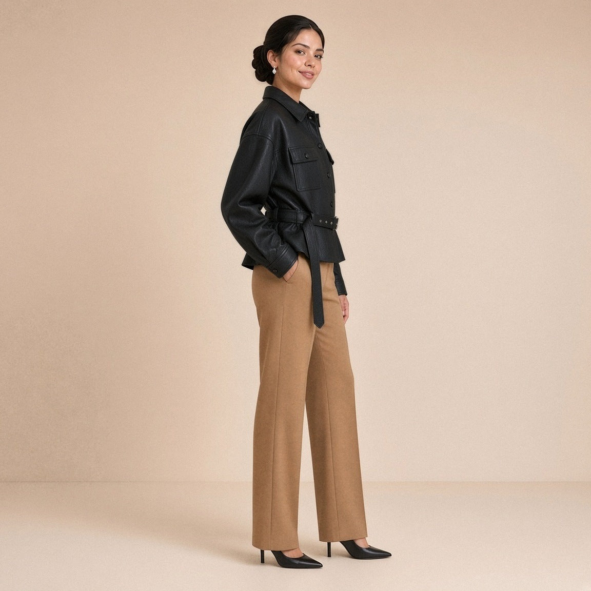 Veste ceinturée en cuir de mouton noir SAKIWE de profil, basque et ceinture visibles