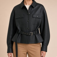 Veste ceinturée en cuir de mouton noir SAKIWE : détail du col, des poches à rabat, de la ceinture et du grain du cuir