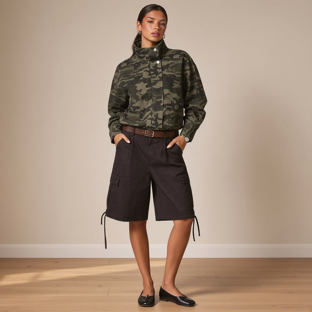 Veste courte camouflage à col montant, vue de face – SAKIWÉ