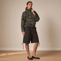 Veste courte camouflage à col montant, vue de trois-quarts – SAKIWÉ