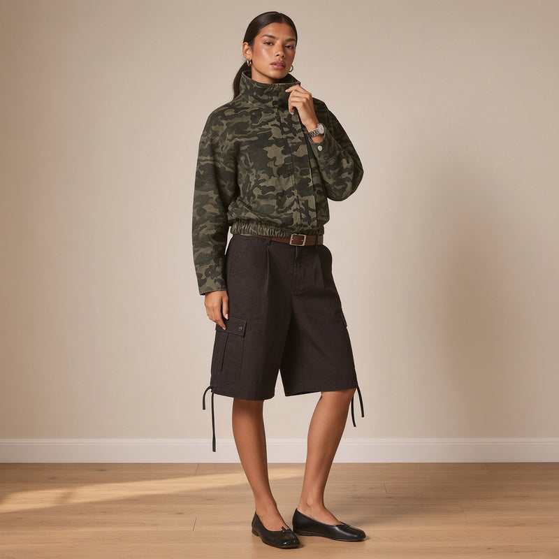Veste courte camouflage à col montant, vue de trois-quarts – SAKIWÉ