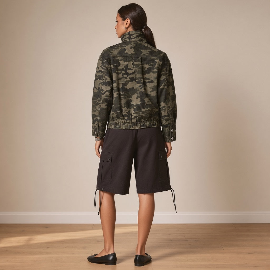 Veste courte camouflage à col montant, vue de dos – SAKIWÉ