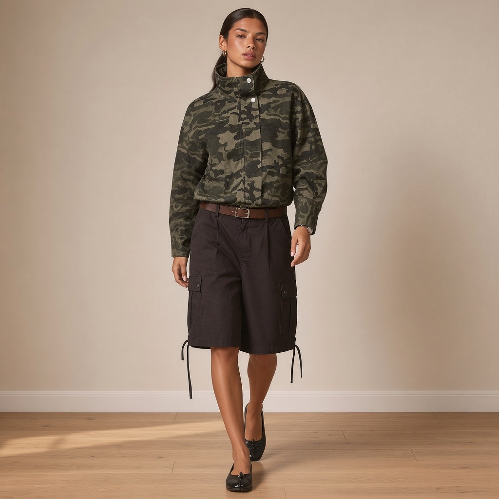 Veste courte camouflage à col montant, portée en marchant – SAKIWÉ