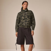 Veste courte camouflage à col montant, portrait mi-corps – SAKIWÉ