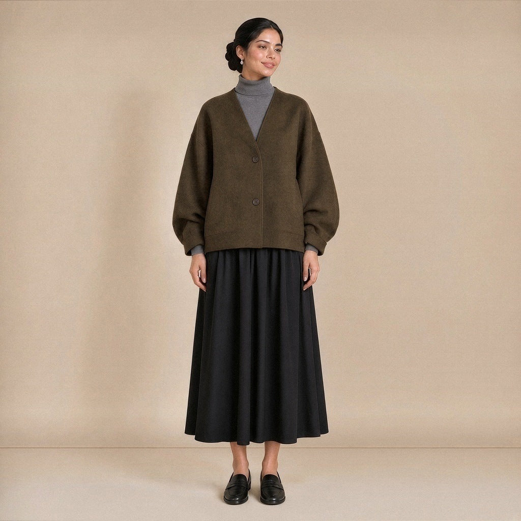 Veste courte cocon col V en laine mélangée, vert olive, portée de face en pied