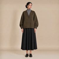Veste courte cocon col V en laine mélangée, vert olive, portée de face en pied