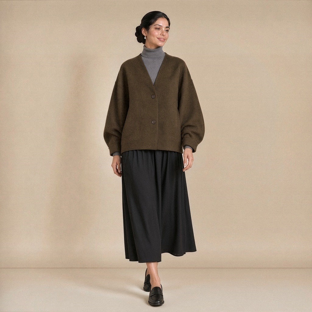 Veste courte cocon col V en laine mélangée, vert olive, portée en marchant