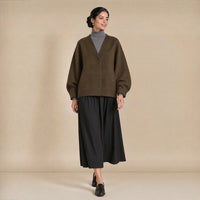 Veste courte cocon col V en laine mélangée, vert olive, portée en marchant