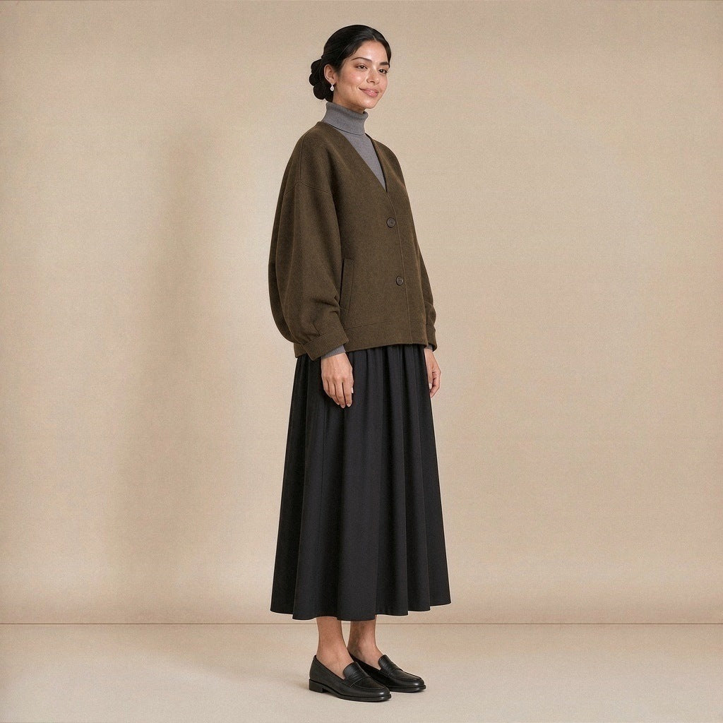 Veste courte cocon col V en laine mélangée, vert olive, portée de trois quarts