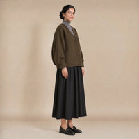 Veste courte cocon col V en laine mélangée, vert olive, portée de trois quarts