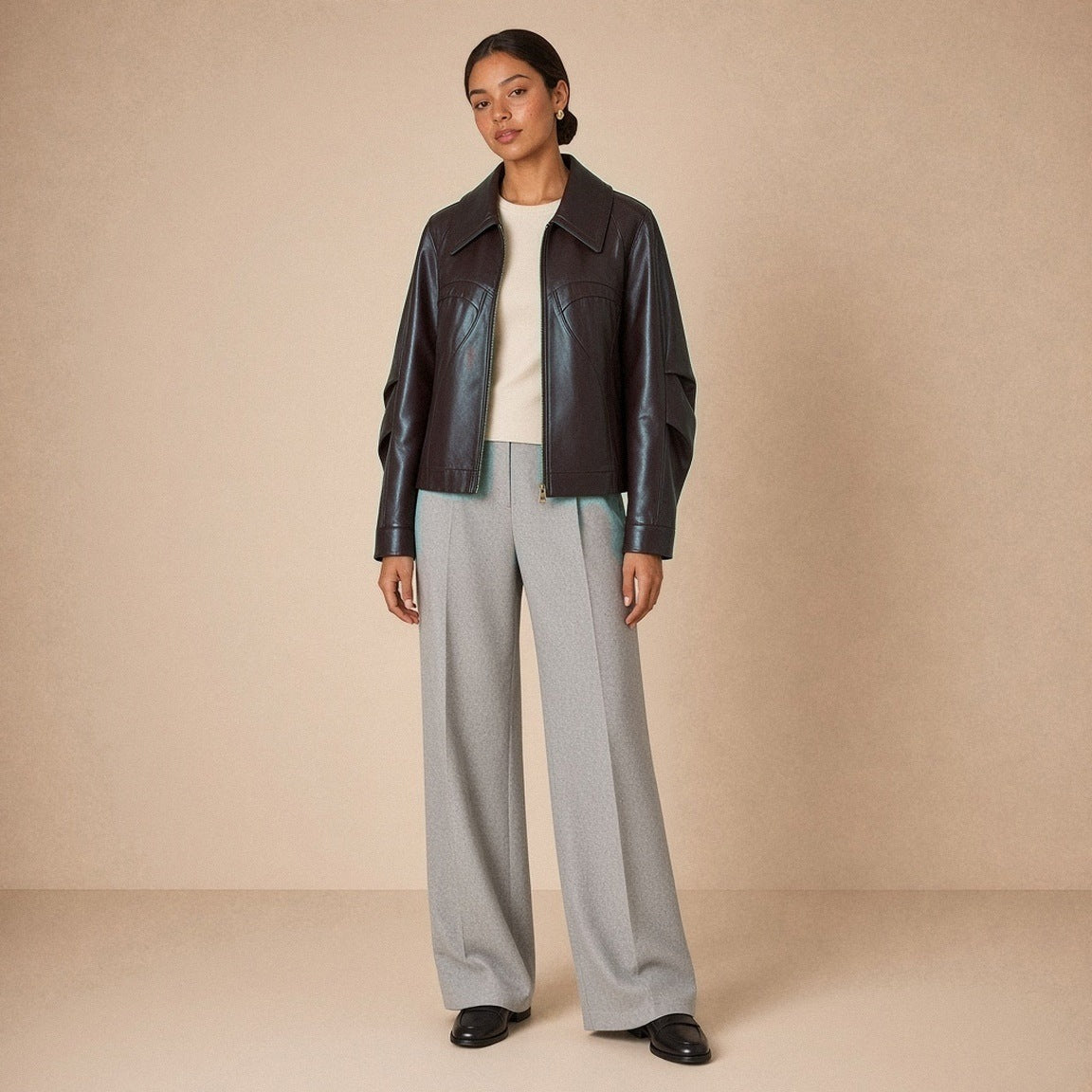 Veste en cuir et microfibre à grand col pointu SAKIWE brun expresso portée de face par une mannequin