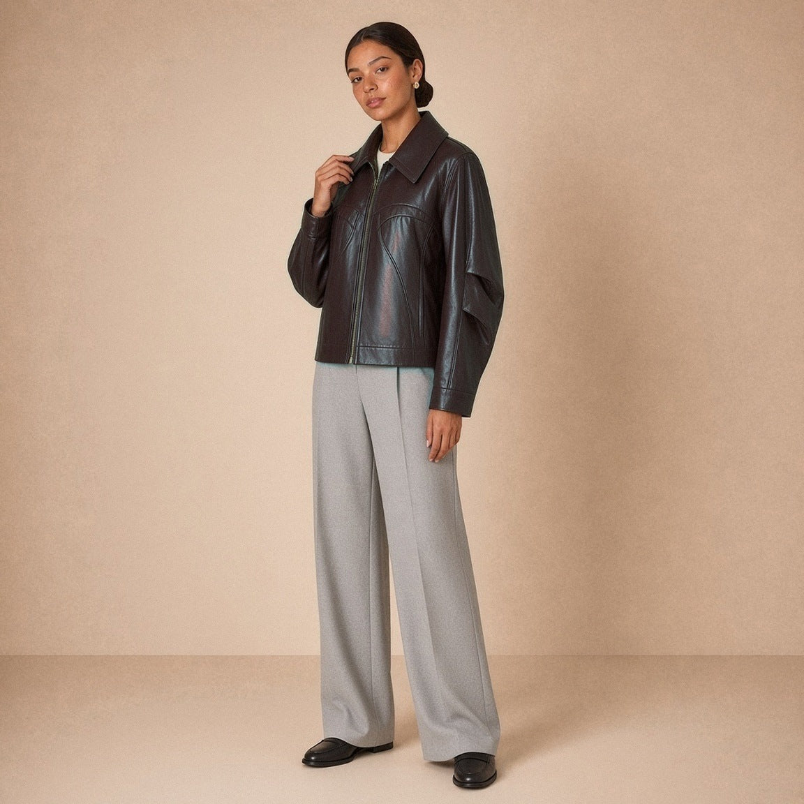 Veste en cuir et microfibre à grand col pointu SAKIWE brun expresso portée de trois quarts, main au col