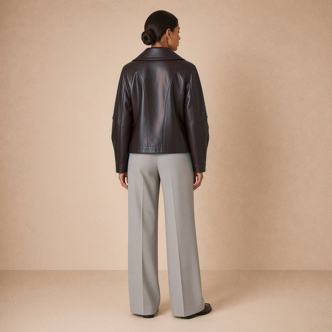 Veste en cuir et microfibre à grand col pointu SAKIWE brun expresso vue de dos, coutures courbes