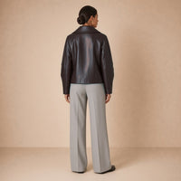 Veste en cuir et microfibre à grand col pointu SAKIWE brun expresso vue de dos, coutures courbes