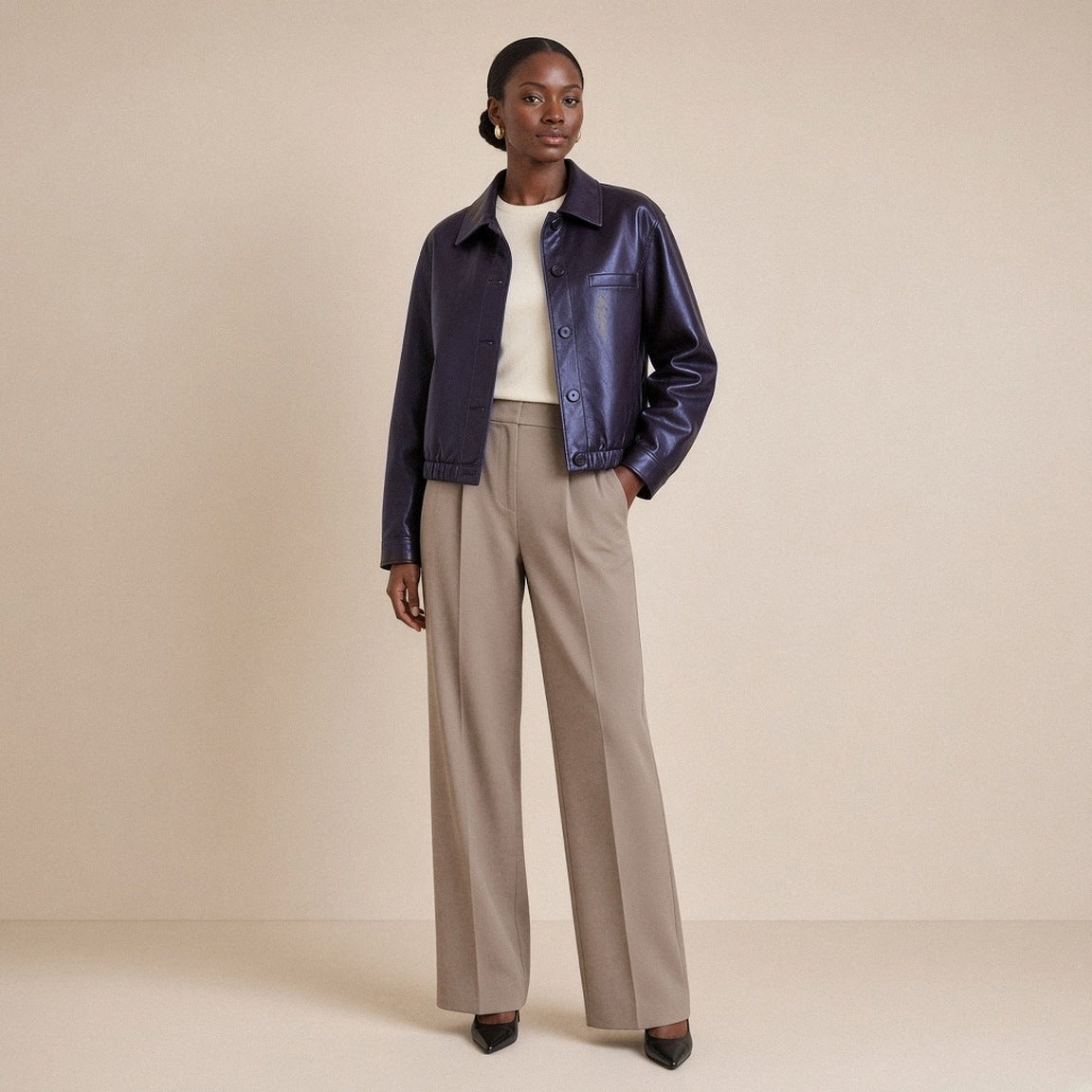 Veste ample en cuir de mouton noir aubergine à col chemise portée, vue de face