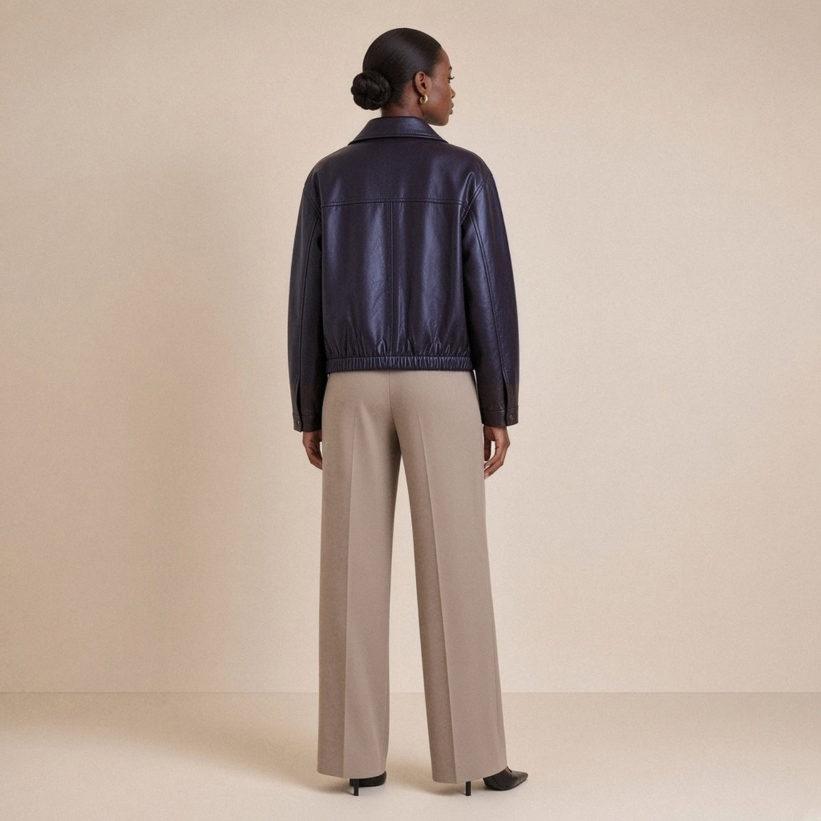 Veste ample en cuir de mouton noir aubergine à col chemise, vue de dos avec empiècement et bas froncé