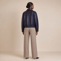 Veste ample en cuir de mouton noir aubergine à col chemise, vue de dos avec empiècement et bas froncé