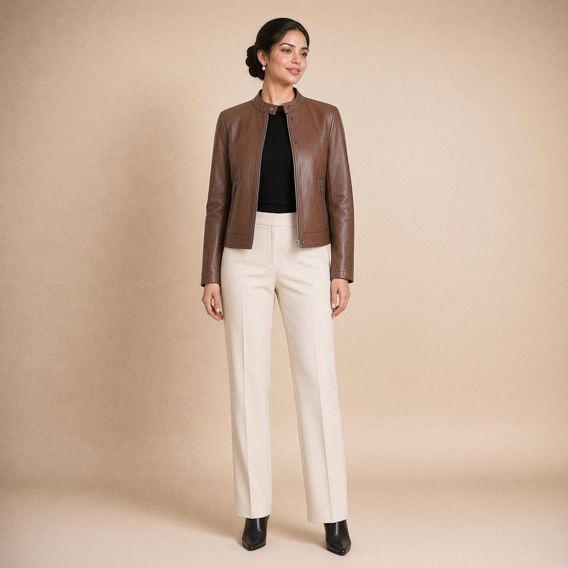 Veste courte en cuir de mouton à col montant brun cacao portée, vue de face