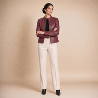 Veste courte en cuir de mouton à col montant rouge vin portée, bras croisés