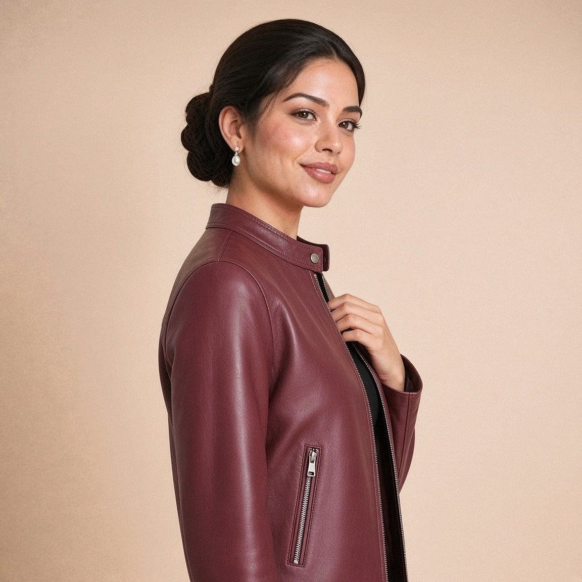 Veste courte en cuir de mouton à col montant rouge vin portée, de profil