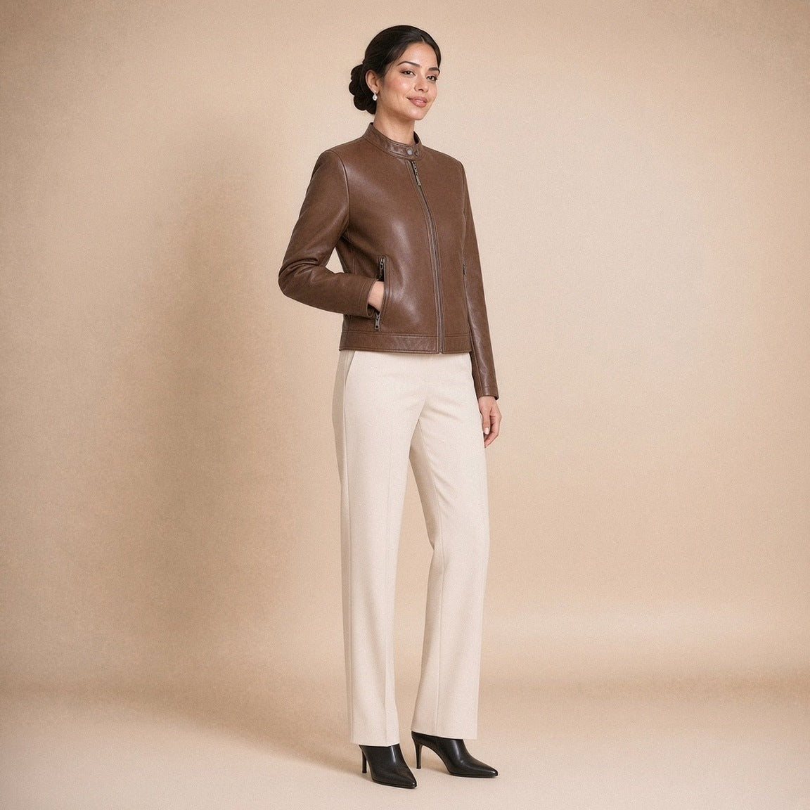 Veste courte en cuir de mouton à col montant brun cacao portée, vue de trois quarts, main dans la poche