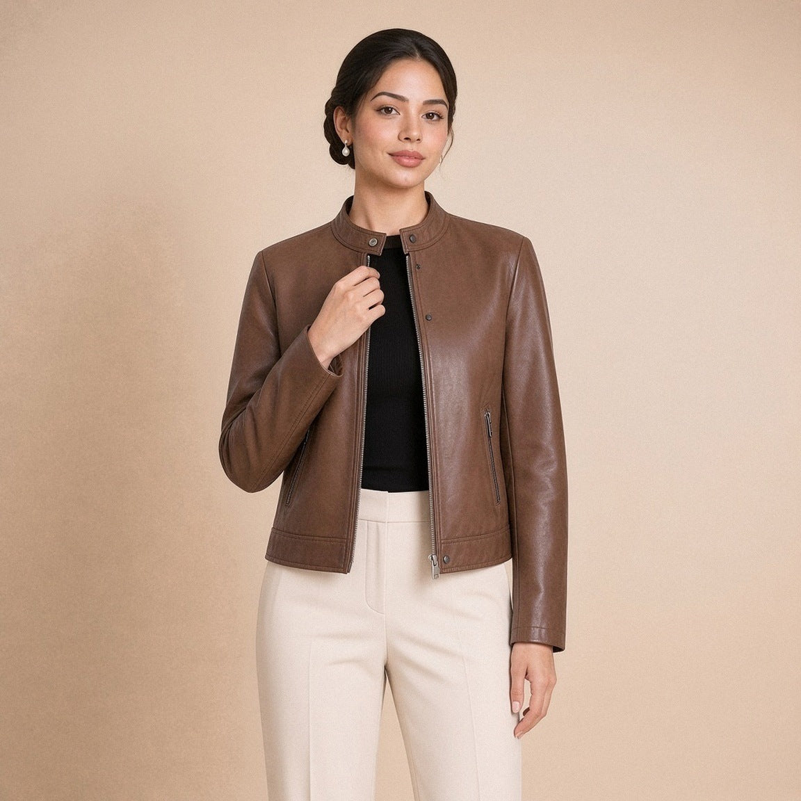 Veste courte en cuir de mouton à col montant brun cacao portée, main au col