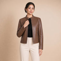 Veste courte en cuir de mouton à col montant brun cacao portée, main au col