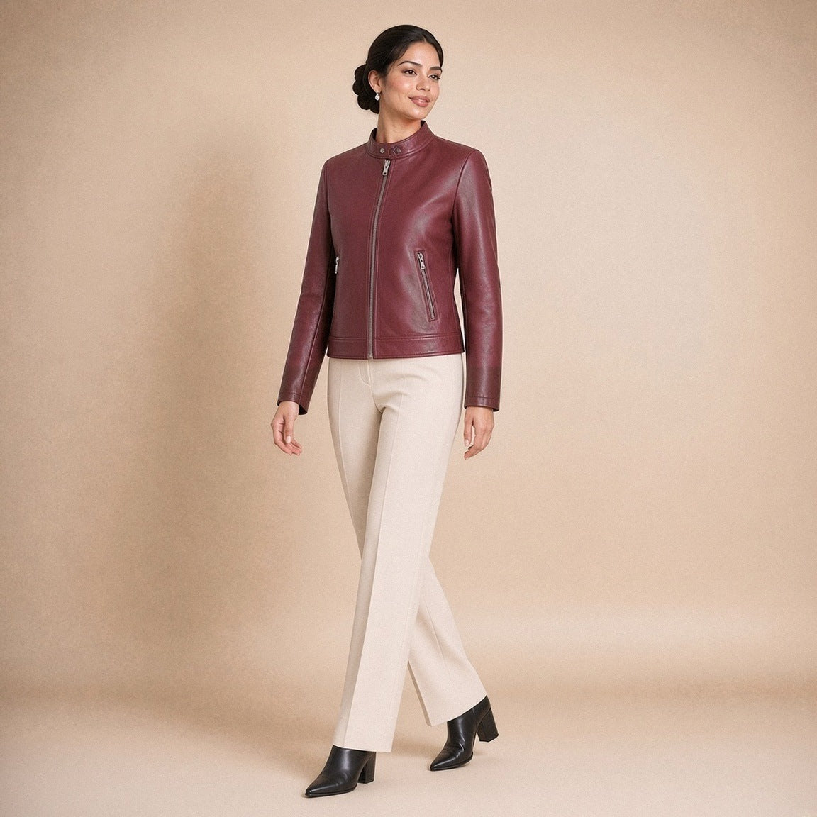 Veste courte en cuir de mouton à col montant rouge vin portée, en marche