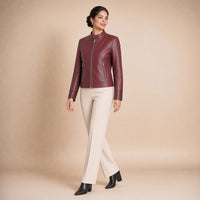 Veste courte en cuir de mouton à col montant rouge vin portée, en marche
