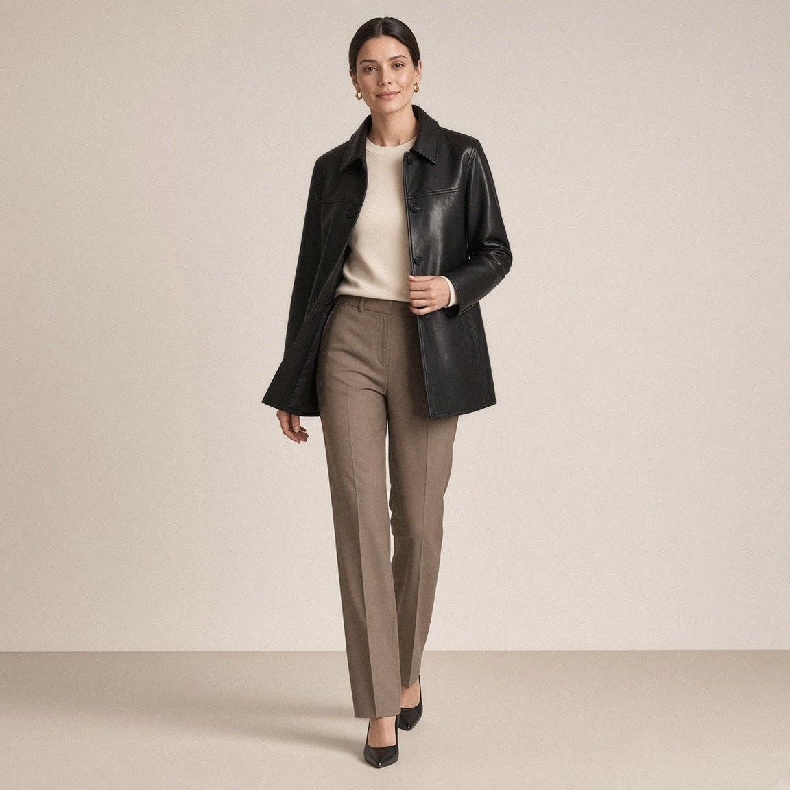 Veste mi-longue en cuir de mouton noir SAKIWE portée en marchant