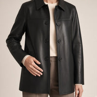 Veste mi-longue en cuir de mouton noir SAKIWE : détail du col chemise, des boutons et du grain du cuir