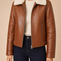 Veste courte ouatinée en cuir de mouton à col peluche SAKIWE caramel brûlé, ouverte : détail du col, du zip et des pattes