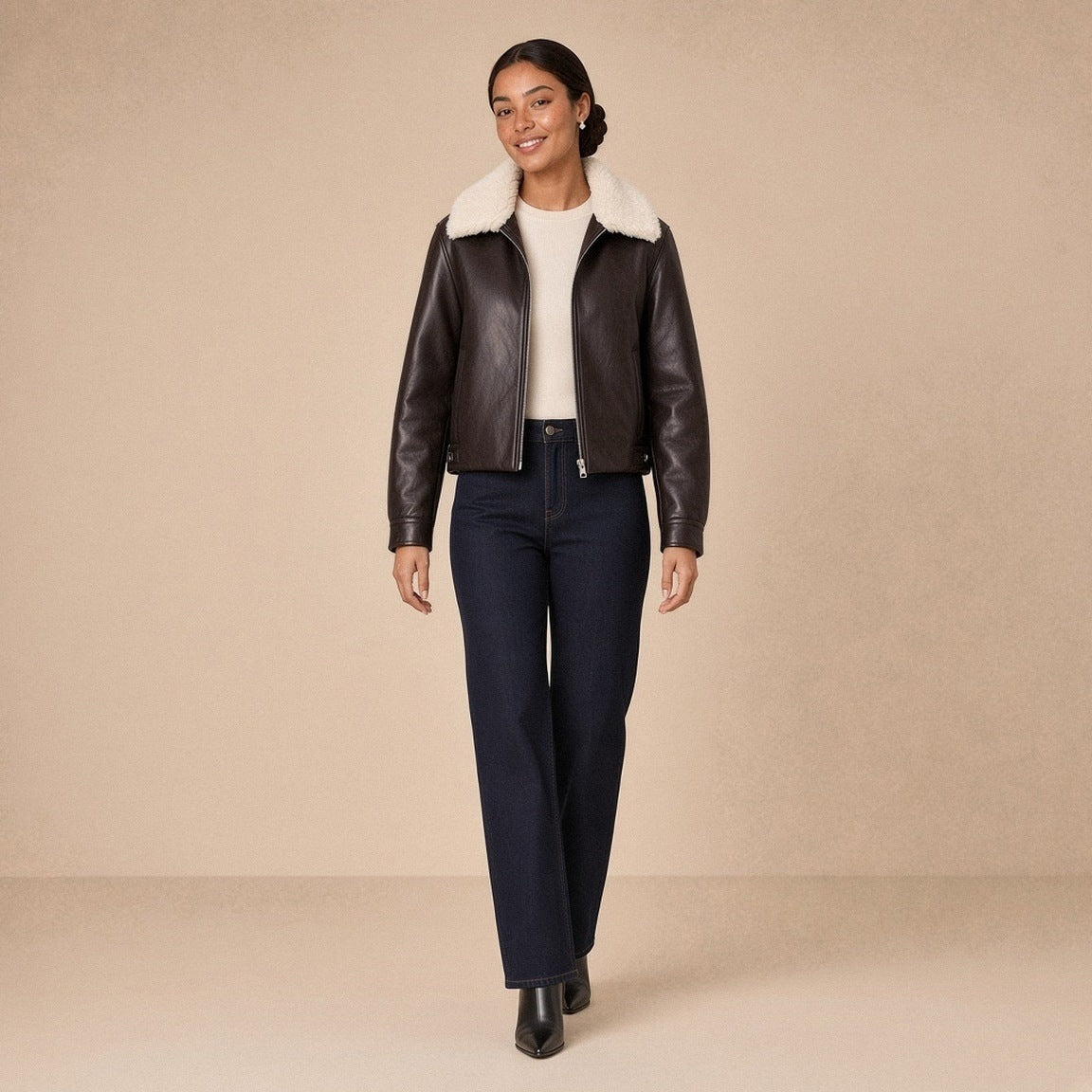 Veste courte ouatinée en cuir de mouton à col peluche SAKIWE brun expresso, portée en marchant
