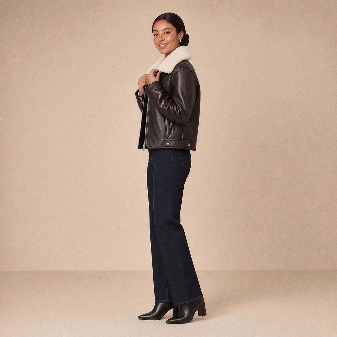 Veste courte ouatinée en cuir de mouton à col peluche SAKIWE brun expresso, de profil, mains sur le col