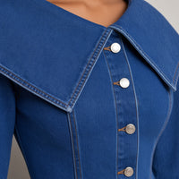 Détail du grand col, des boutons argentés et du grain du denim – SAKIWÉ