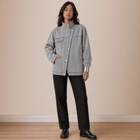 Veste en jean grise oversize à col montant, vue de face en pied – SAKIWÉ