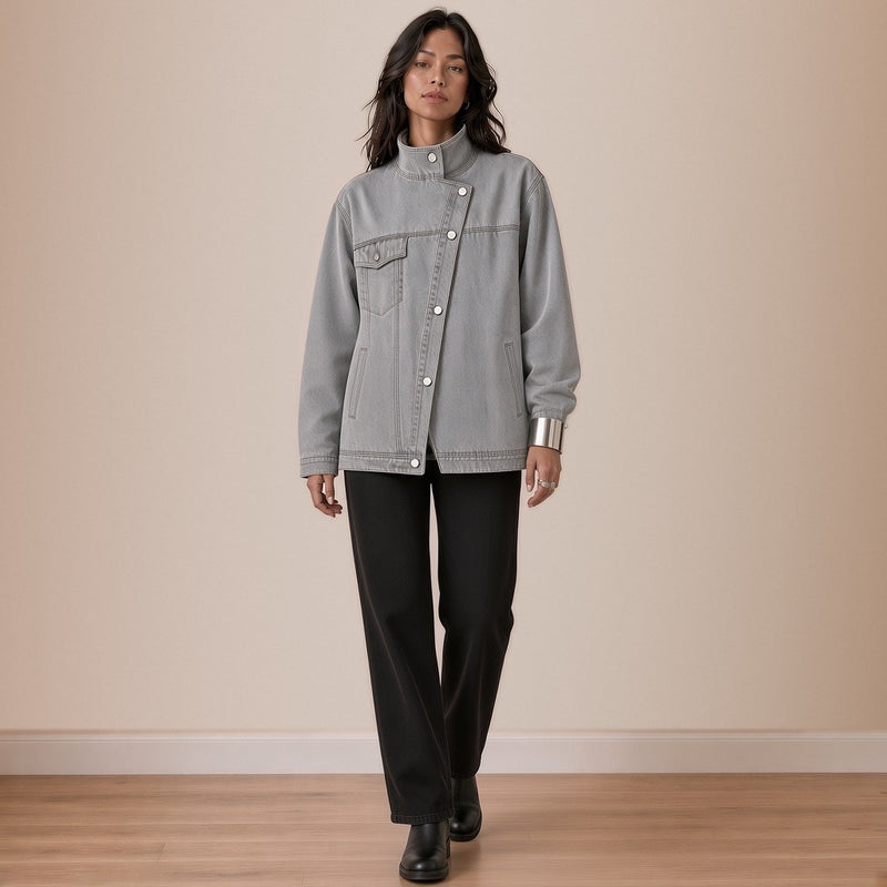 Veste en jean gris délavé portée en marchant – SAKIWÉ