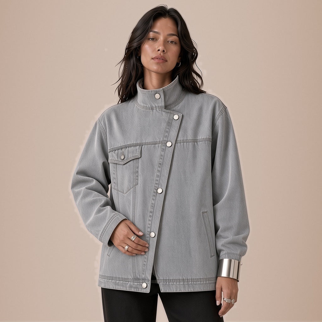 Veste en jean grise à col montant et pressions, plan buste – SAKIWÉ