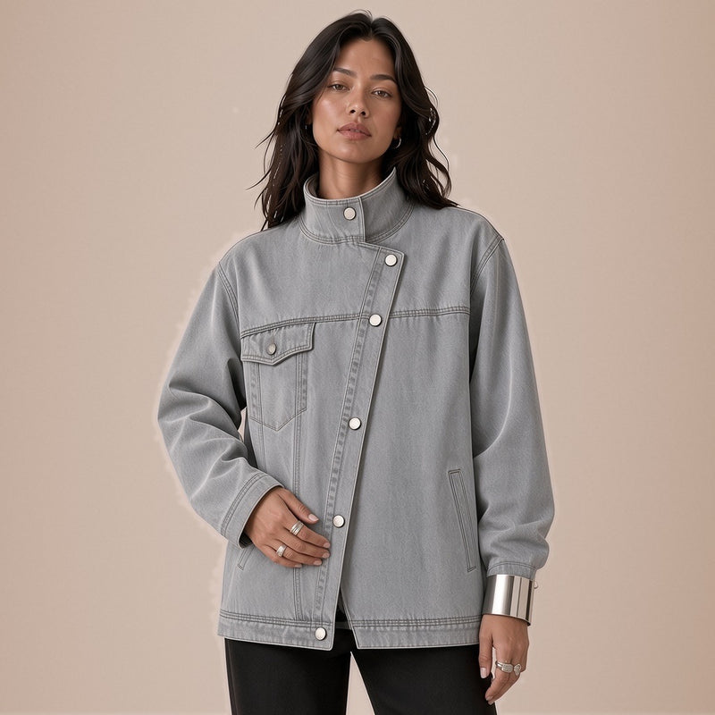Veste en jean grise à col montant et pressions, plan buste – SAKIWÉ