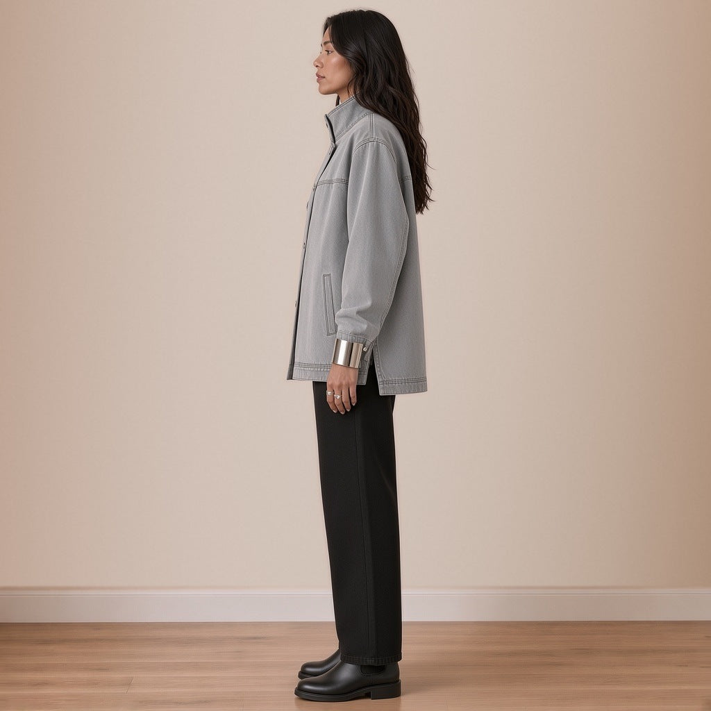 Veste en jean grise oversize, de profil – SAKIWÉ