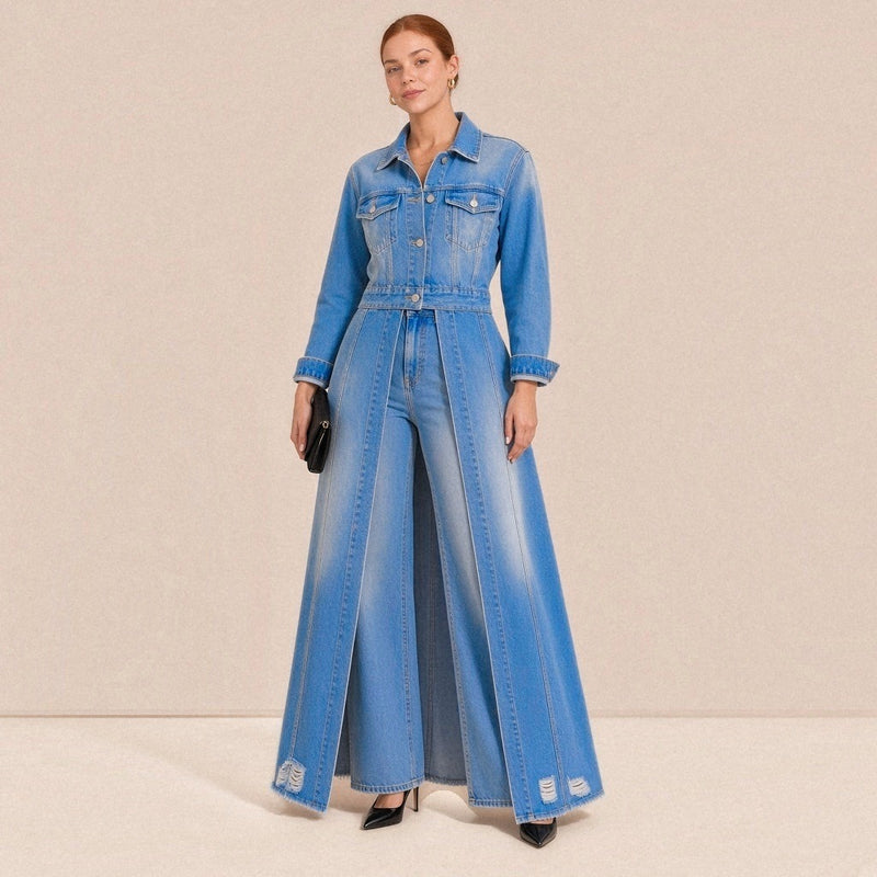 Veste longue en jean bleu clair délavé portée boutonnée sur un jean large, vue de face