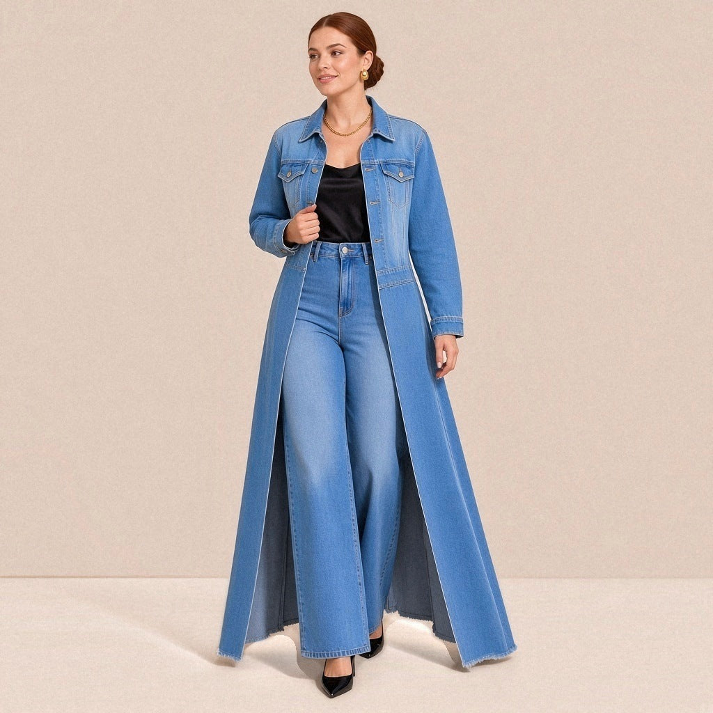 Veste longue en jean délavé portée ouverte sur un body en satin noir et un jean large