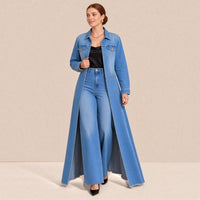 Veste longue en jean délavé portée ouverte sur un body en satin noir et un jean large