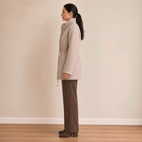 Veste mi-longue jacquard à col montant et taille coulissée, beige avoine, vue de profil – SAKIWÉ