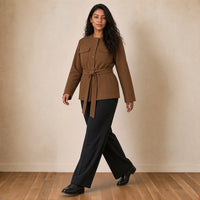 Veste saharienne ceinturée effet daim, marron café, en marchant – SAKIWÉ