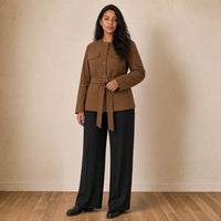 Veste saharienne ceinturée effet daim, marron café, vue de trois quarts – SAKIWÉ