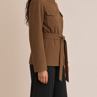 Veste saharienne ceinturée effet daim, détail de la ceinture à nouer et de la manche – SAKIWÉ