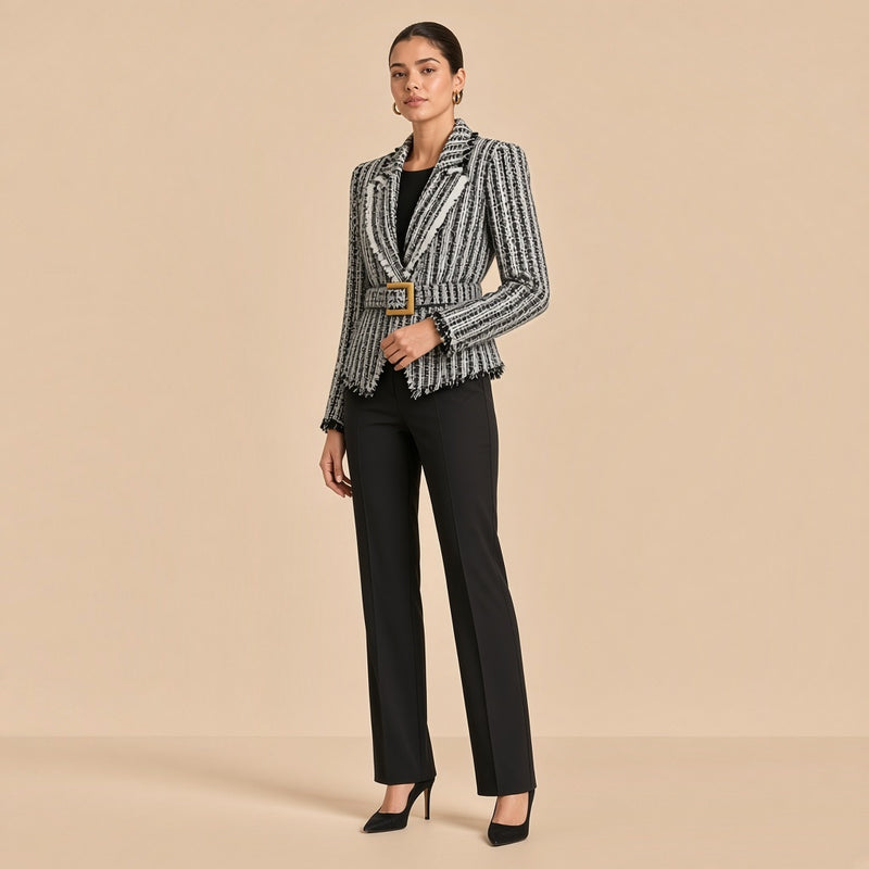 Veste en tweed noir et blanc à boucle dorée, vue de trois quarts