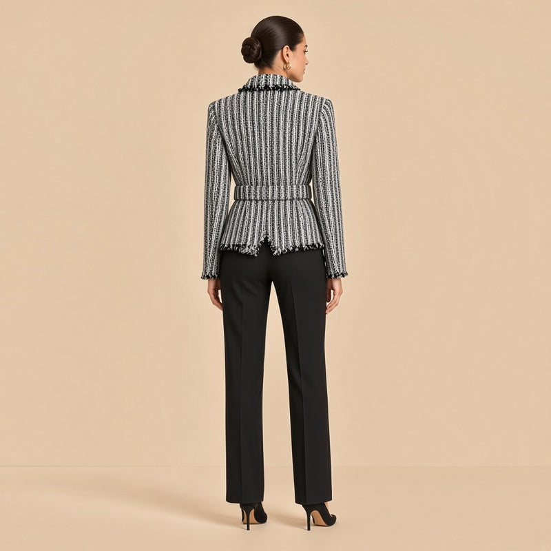 Dos de la veste en tweed noir et blanc, ceinture et bas frangé